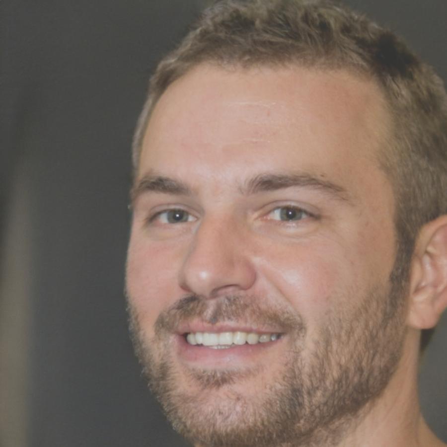 Portrait de Maxence Dufrêne, analyste financier senior spécialisé dans les projections d'entreprise