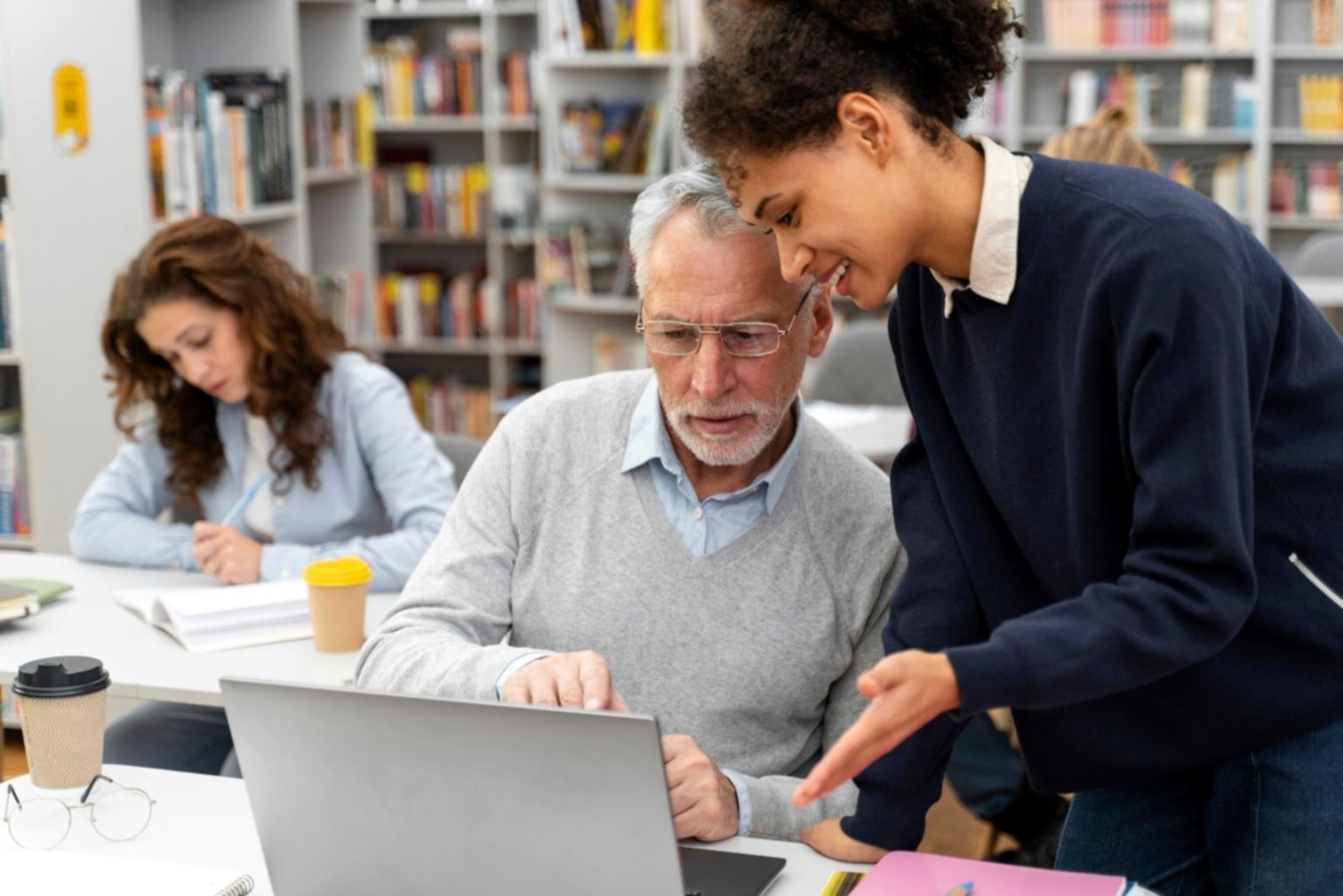 Formation en planification financière avec documents et calculatrice